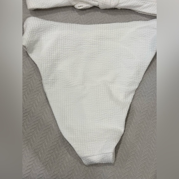NWOT 🎁 BECCA White Textured Bikini Set - Picture 6 of 9